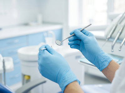 Guantes de nitrilo 3,5 g Topsafe azules en uso en clínica dental