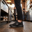 Zapatilla Ocupacional Mujer Skechers Work Squad SR Negro en uso en cafetería