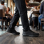 Zapatilla Ocupacional Hombre Skechers Work Cessnock SR Negro en uso en restaurante
