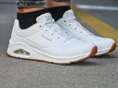 Zapatillas ocupacionales Skechers blancas en uso