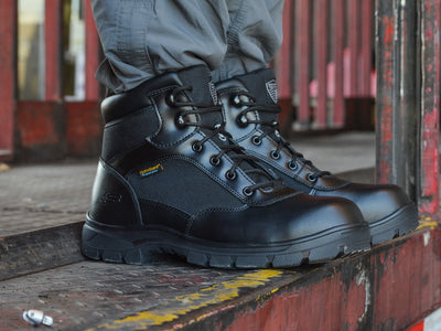 Bota táctica negra en uso en zona industrial