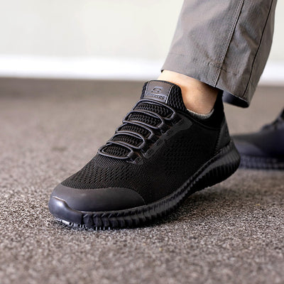 Zapatilla ocupacional Skechers Work hombre en uso