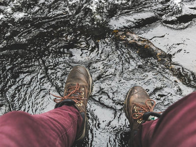 Botas pisando agua en movimiento